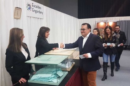 Josep Pubill, candidat de terceravia a Escaldes, vota al Prat del Roure