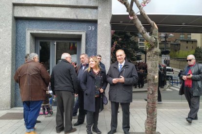 Josep Pintat, cap de llista de terceravia, espera per votar a Sant Julià