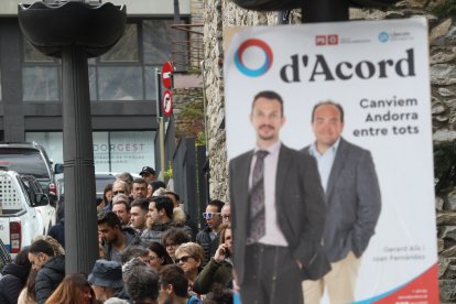 La cua de votants dona la volta al comú de Sant Julià