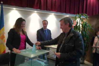 Eusebi Nomen, cap de llista d'Andorra Sobirana, vota a la Massana