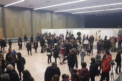 Cues d'electors escaldencs esperant per votar al Prat del Roure