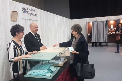 Susanna Vela, número 2 del PS a la nacional, vota a Escaldes