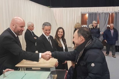 Xavier Espot, cap de llista de Demòcrates, vota a Escaldes