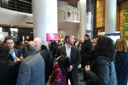 David Rios fa cua per votar a Encamp