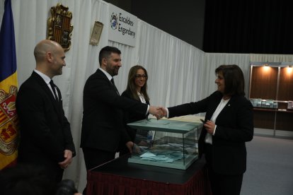 La cònsol d'Escaldes, Trini Marín, exerceix el dret a vot