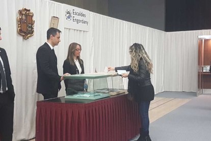 Electors dipositant el vot a Escaldes