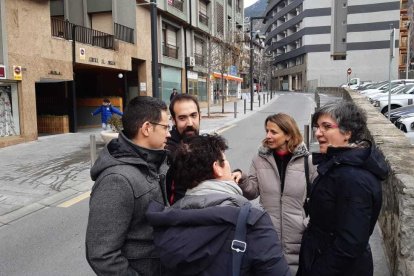 Rosa Gili i membres de la llista escaldenca a l'avinguda del Fener