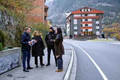 Candidats d'Unió X Escaldes a la rotonda d'Engolasters