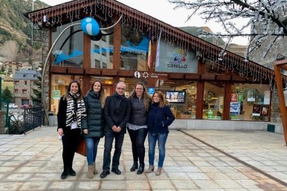 Francesc Camp amb integrants de la llista demòcrata