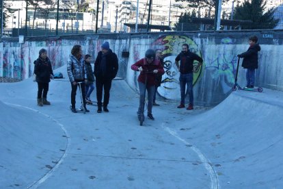 La candidata Rosa Gili en patinet