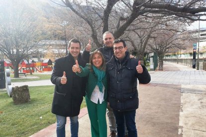 Conxita Marsol amb membres de la llista que lidera