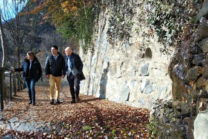 Rosa Gili passejant per camins de la parròquia amb companys de la llista