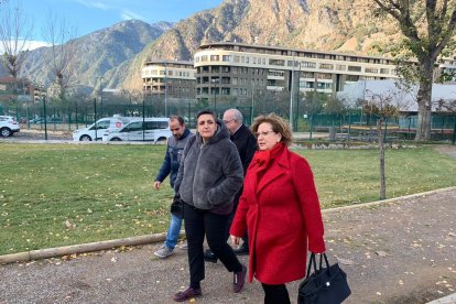 Dolors Carmona amb integrants de la llista passejant pel Parc Central