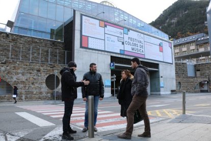 Els candidats d'Unió per Escaldes davant l'espai que ocuparia la Fàbrica de Llums