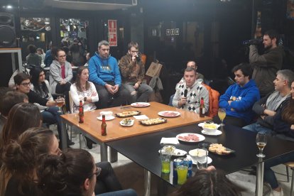 Els candidats de la llista de terceravia a Sant Julià debaten amb els joves de la parròquia les inquietuds i preocupacions