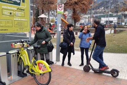 Rosa Gili a una parada de bicicletes de lloguer