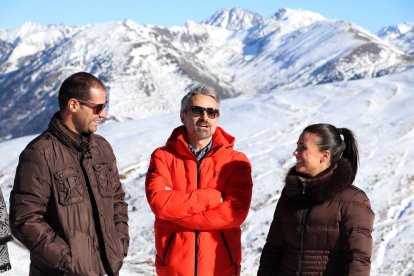 Laura Mas amb membres de la llista que encapçala al mirador del port d'Envalira