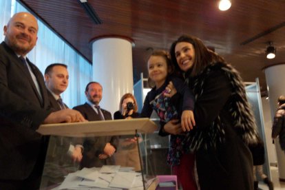Laura Mas ha votat acompanyada de la filla
