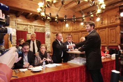 Cerni Cairat vota al comú de Sant Julià