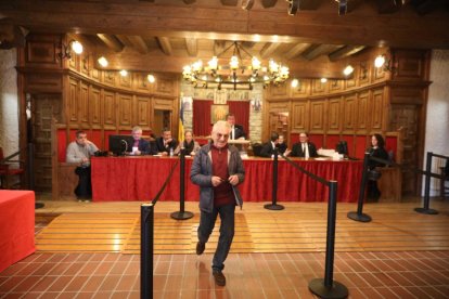 Un elector després de votar a Sant Julià
