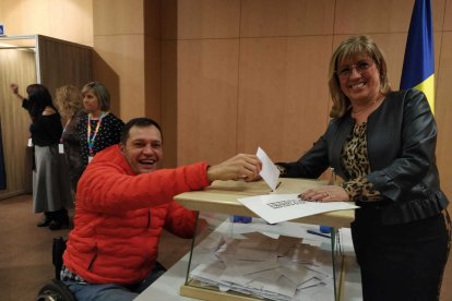 Albert Llovera diposita el sufragi a la capital