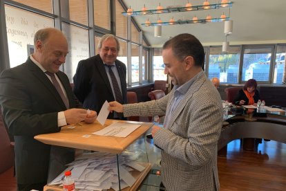 Marc Casal vota davant Josep Mandicó