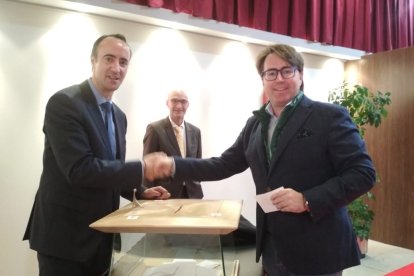 Carles Naudi amb el cònsol David Baró després de dipositar el vot