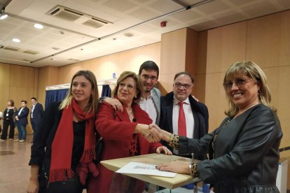 Dolors Carmona, cap de llista del PS, amb la família