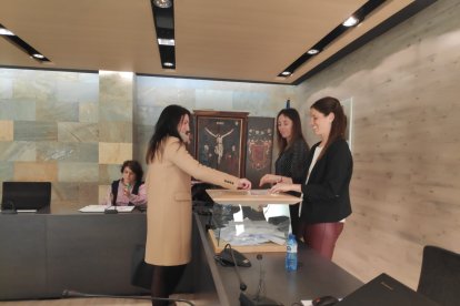 Eva Choy vota al comú d'Ordino