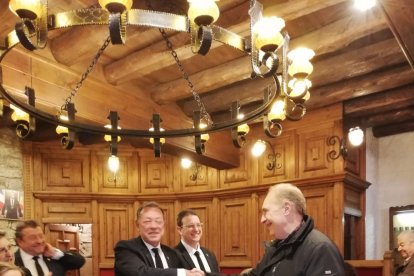 Josep Pintat al moment de votar al comú