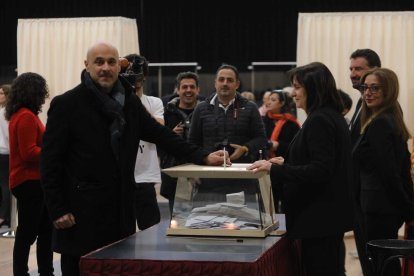 Higini Martínez Illescas diposita el vot al Prat del Roure