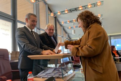 Dolors Cabot vota al comú de Canillo