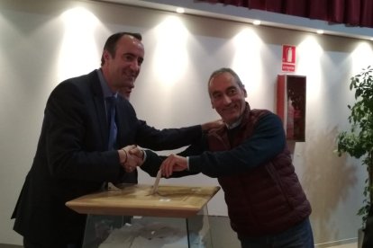 Joan Gabriel saluda David Baró després de votar