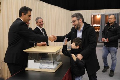 Eric Jover ha votat amb un dels seus fills