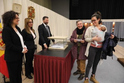 L'excònsol Lidia Magallon vota en família a Escaldes