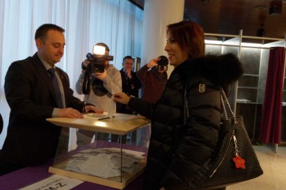 Esther Vidal, cap de llista d'Agrupament Encampadà, vota al comú