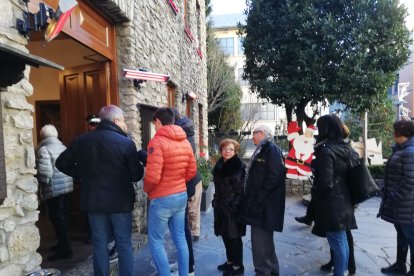 Cues de votants a Sant Julià