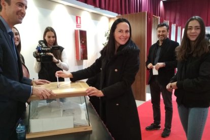 Olga Molné vota acompanyada de la família