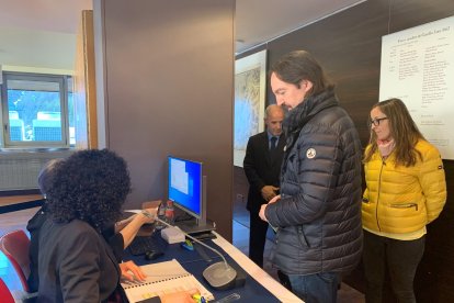 El secretari d'Estat d'Afers Europeus, Landry Riba, espera per votar a Canillo