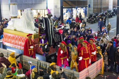 El patge reial anuncia l'arribada de Ses Majestats