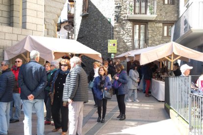 Més gent del país que no turistes en una nova edició del Mercat de la Vall