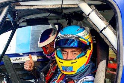 Fernando Alonso prova el gel del Pas