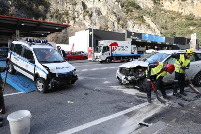 Un vehicle de la policia implicat en el xoc múltiple d'Aixovall