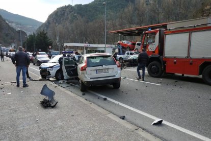 Xoc de tres vehicles a Aixovall