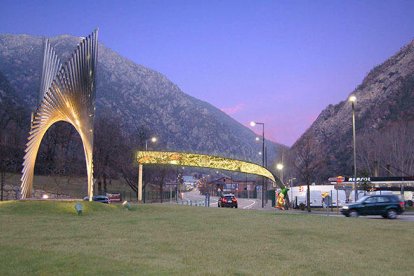 Un arc amb leds per entrar a Santa Coloma