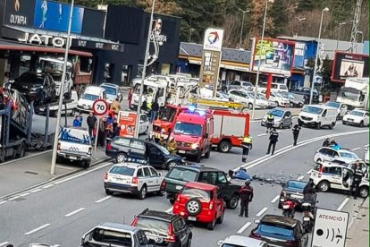Ferida greument una dona en un xoc múltiple
