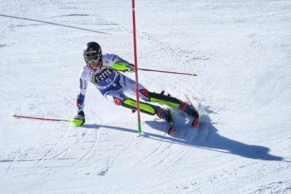 Clement Noel s'endu la primera mànega d'eslàlom