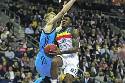 El MoraBanc es desperta massa tard (102-97)