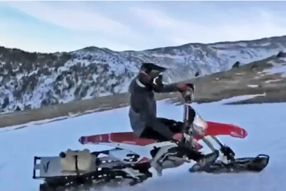 Marc Márquez roda amb una moto de neu per Andorra