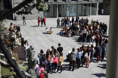 Dos-cents joves clamen contra el canvi climàtic